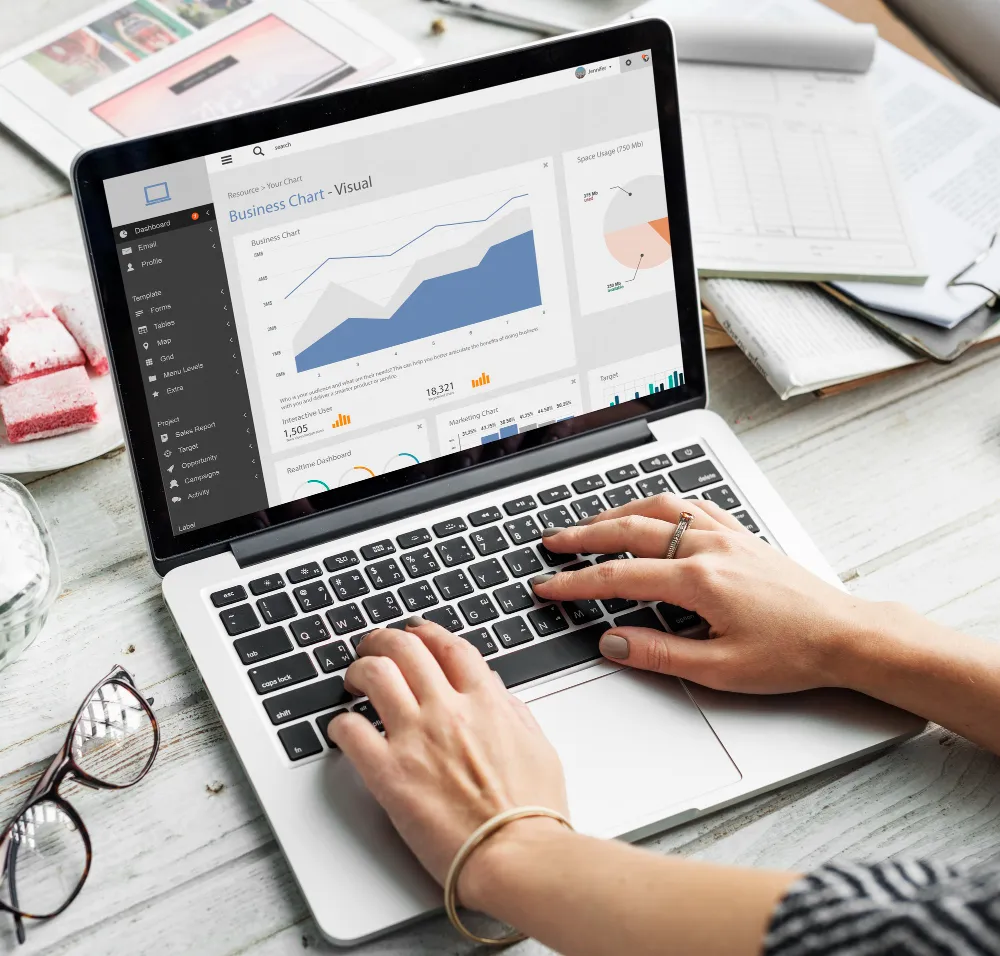 Google ve meta reklamları hizmeti laptoptan kontrol eden kişi